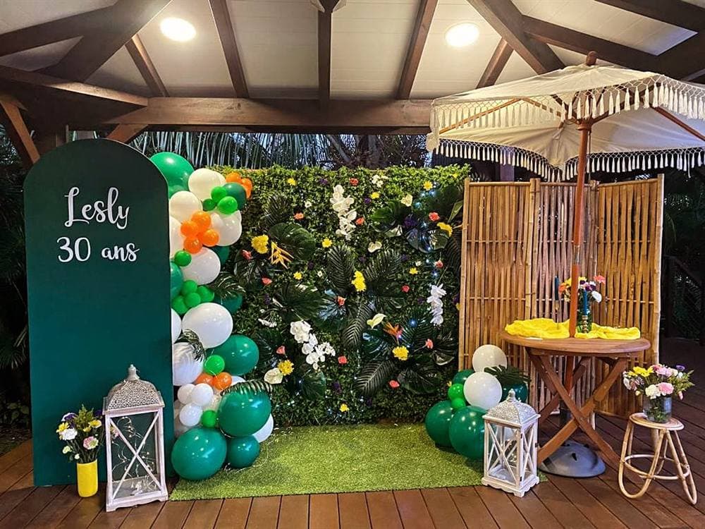 Mur végétal fleuri, arche et ballons pour un anniversaire de trente ans