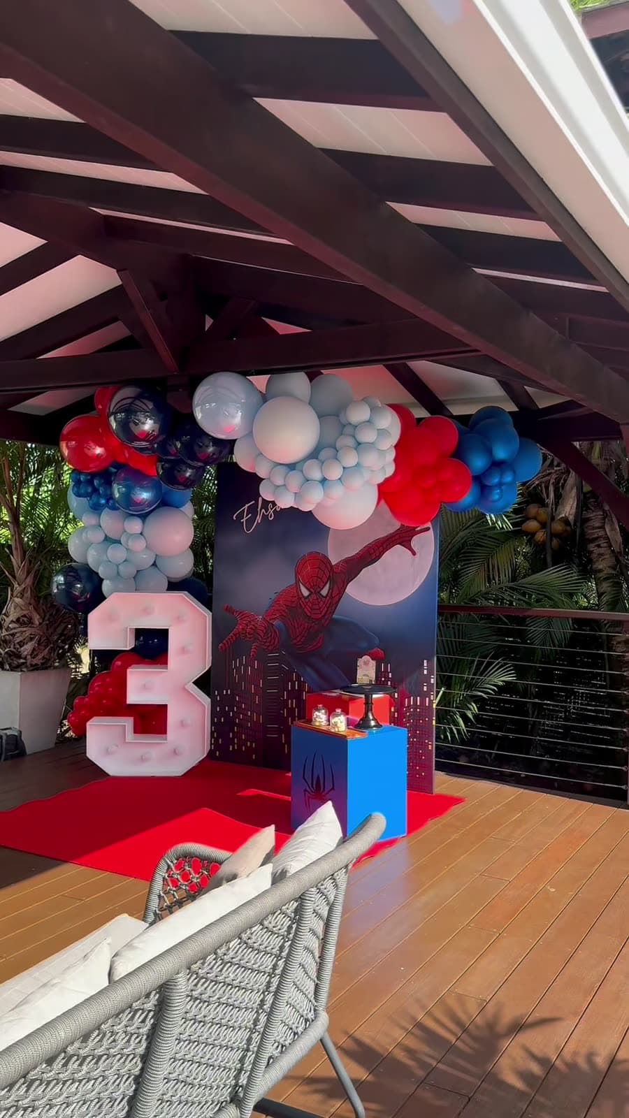 Le carbet décoré pour un anniversaire d'enfant : arche de ballons, chiffre lumineux et tapis rouge