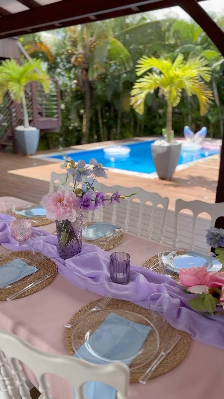 La grande table dressée sous le carbet, au bord de la piscine