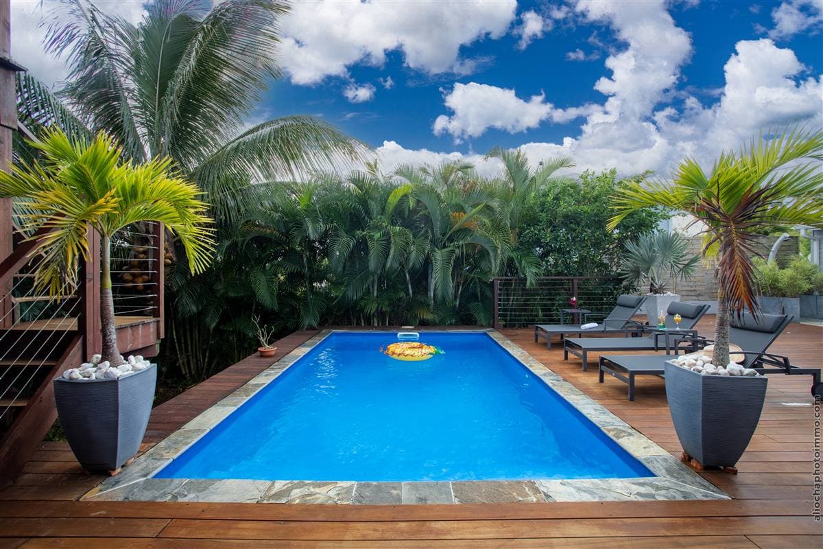 Le grand deck en bois d'IPÉ autour de la piscine