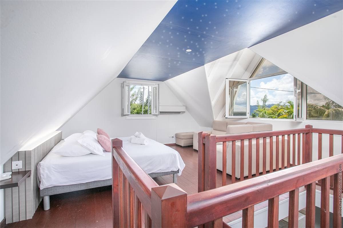 La SkyRoom, chambre en mezzanine sous un plafond étoilé