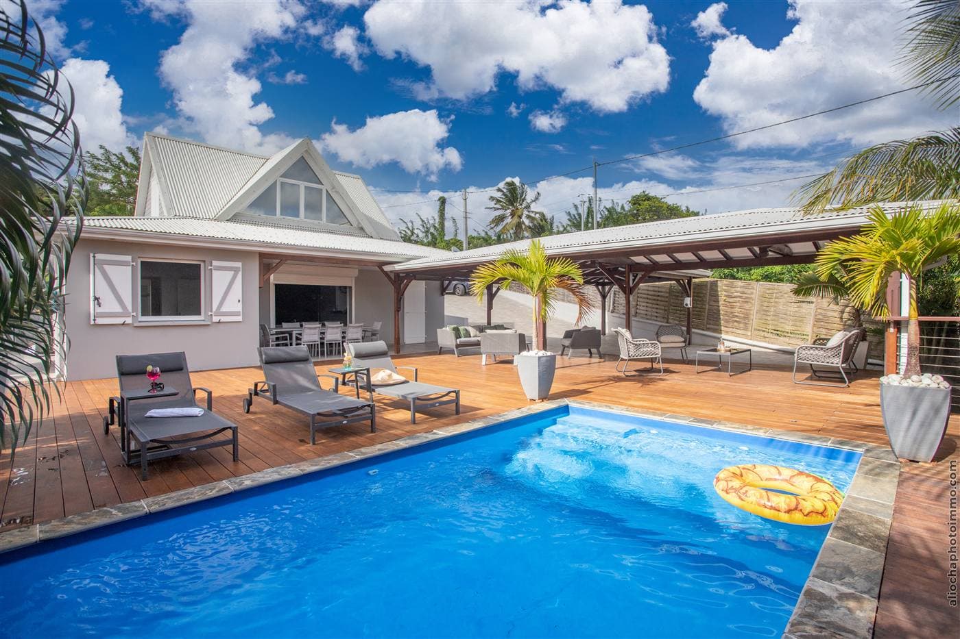 La villa, sa piscine et son deck en fin de journée