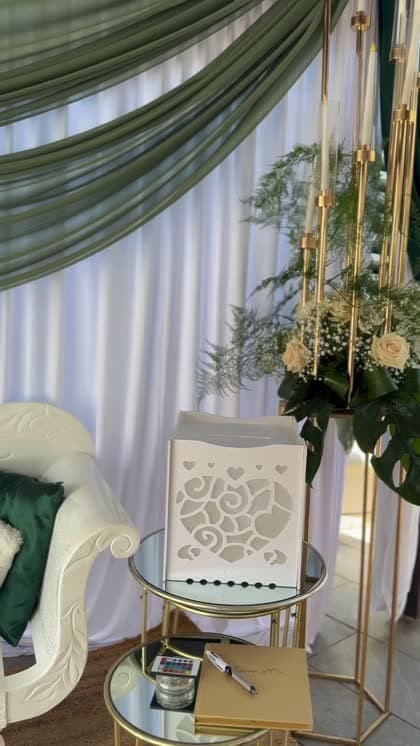 Le décor du mariage d'Emmanuelle et Stéphane : panneau d'accueil, arche, cadeaux d'invités et tables dressées