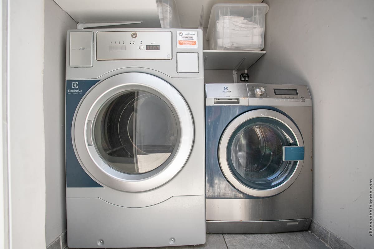 The washing machine and tumble dryer of the laundry room
