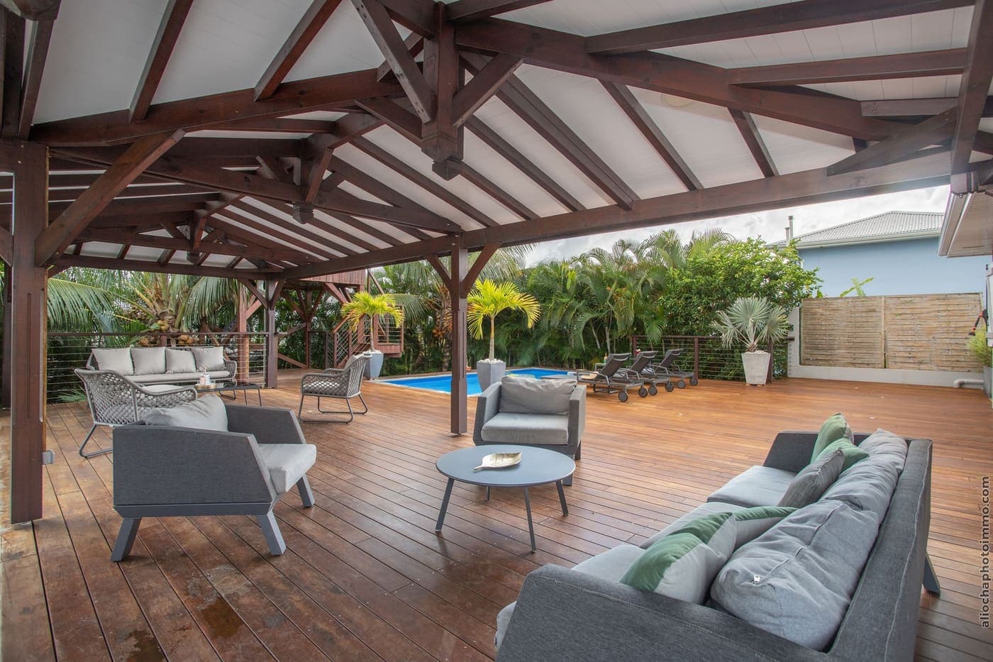 Le carbet couvert et son salon d'extérieur, ouvert sur la piscine