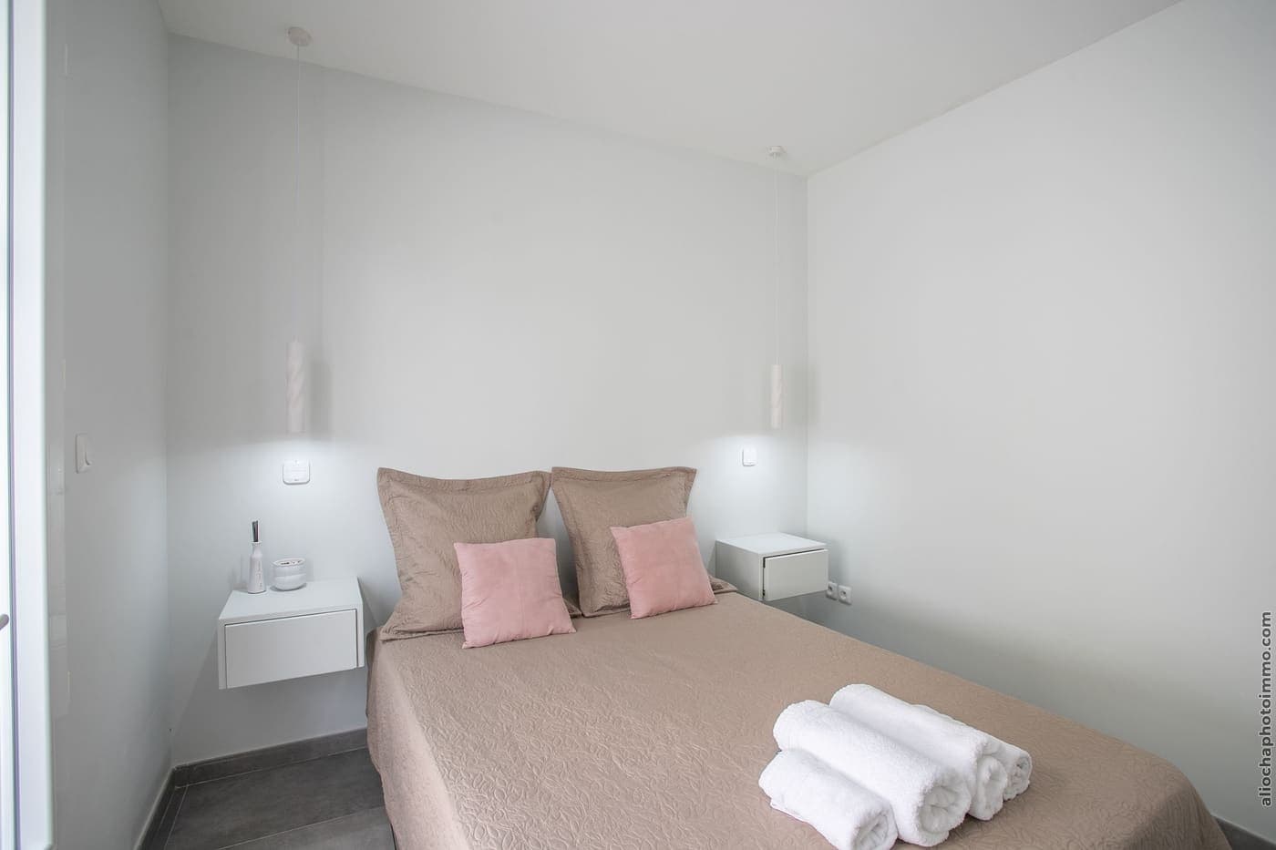 La chambre 3 : lit double, serviettes roulées, tons blancs