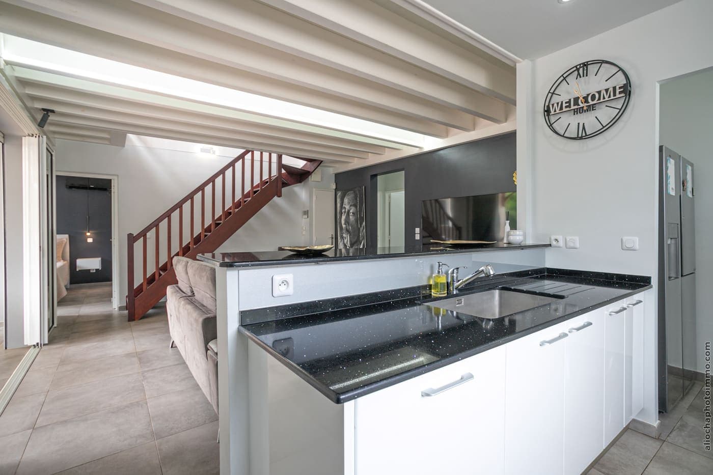 The villa's equipped kitchen, open onto the living room
