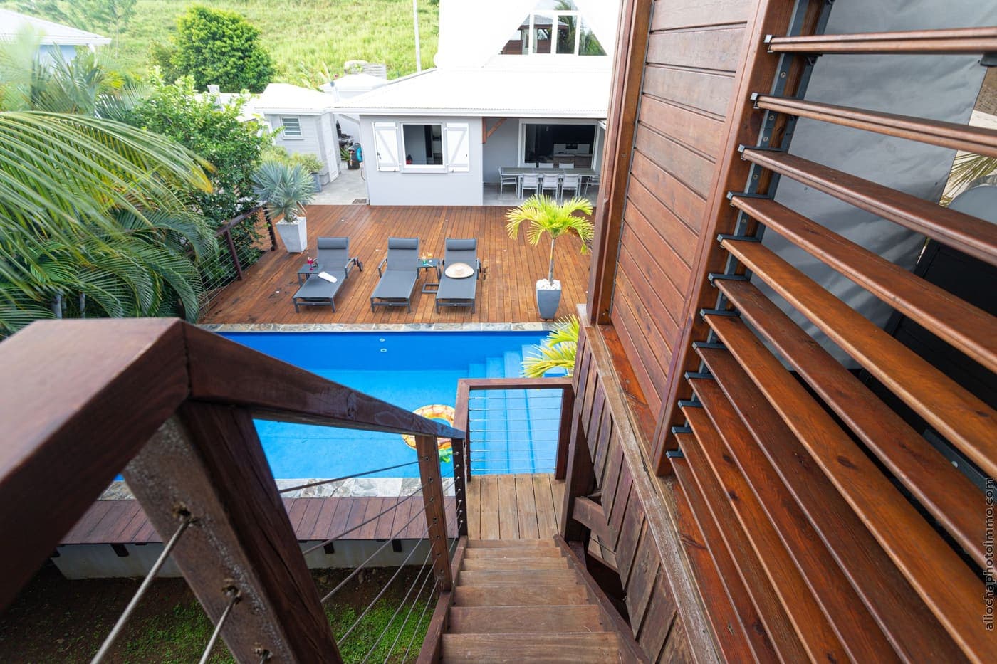 L'escalier de bois de la tour du jacuzzi, au-dessus de la piscine