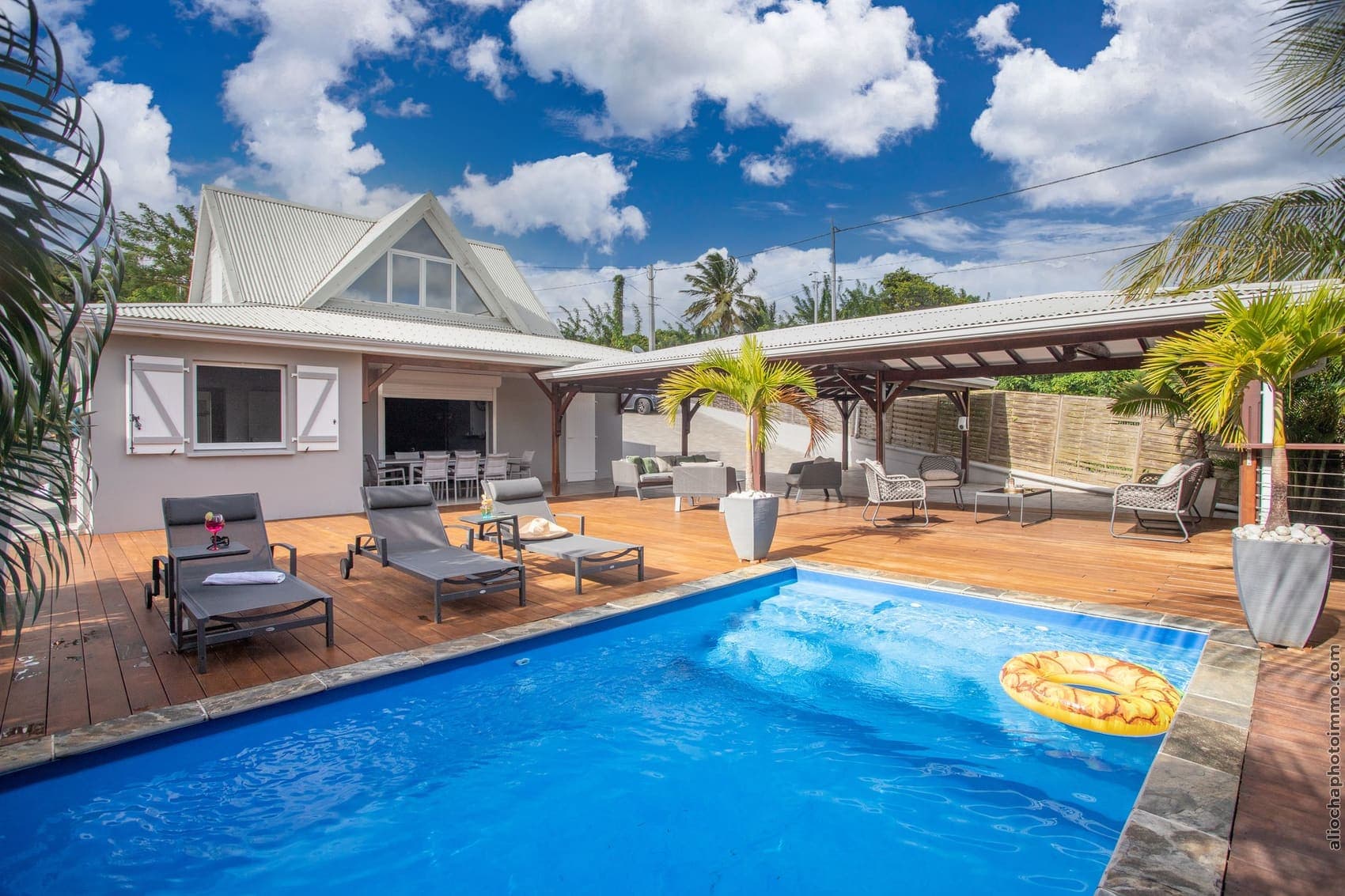 The villa, its heated pool and the large ipe-wood deck
